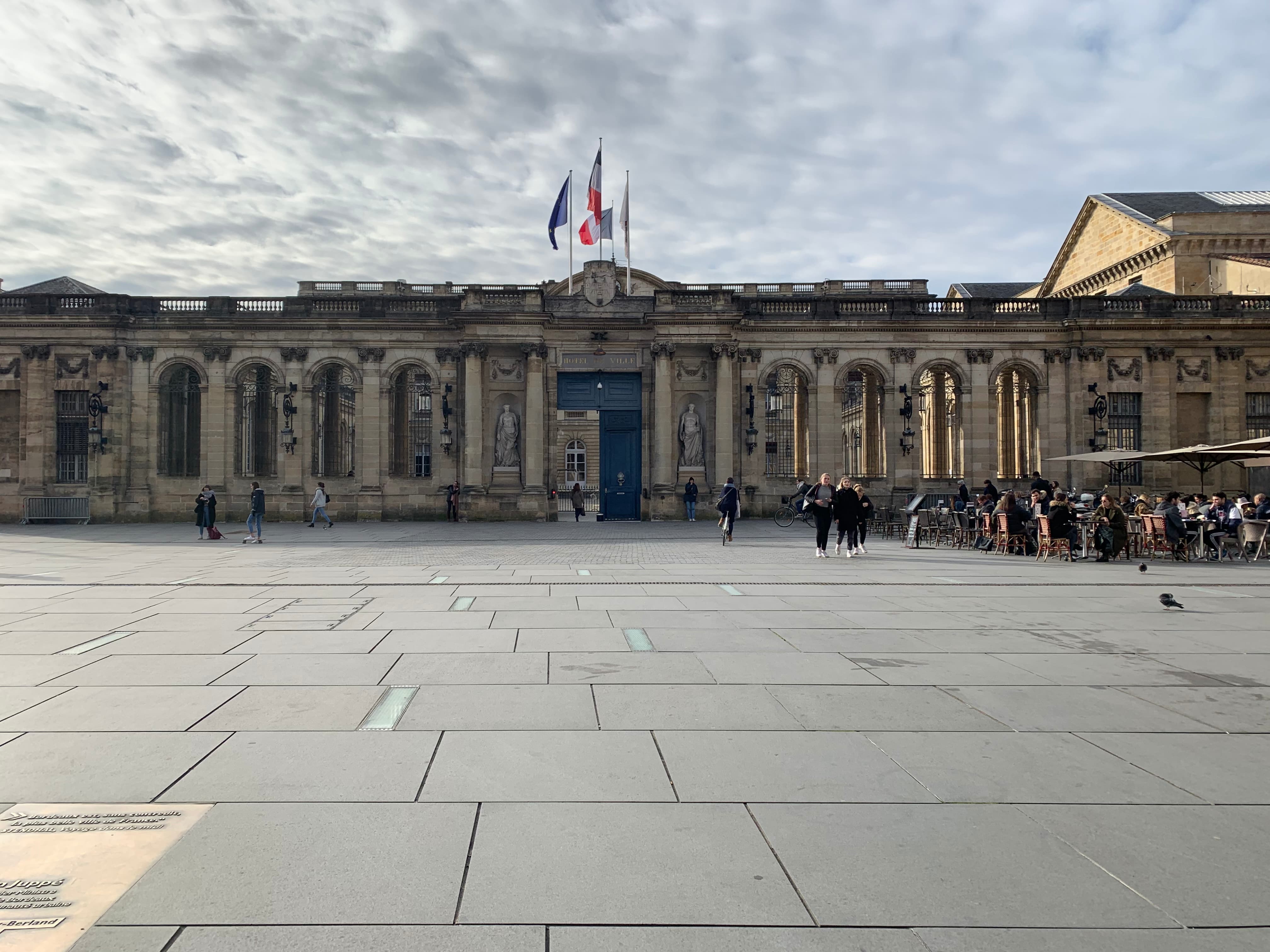 Façade de l'Hôtel de ville depuis la place Pey Berland