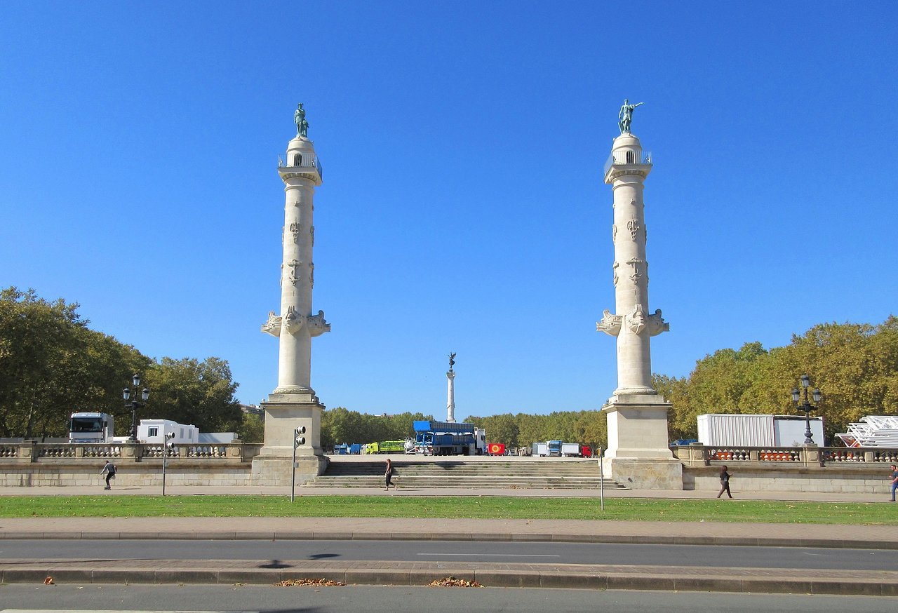 Colonnes rostales de la place des quinconces
