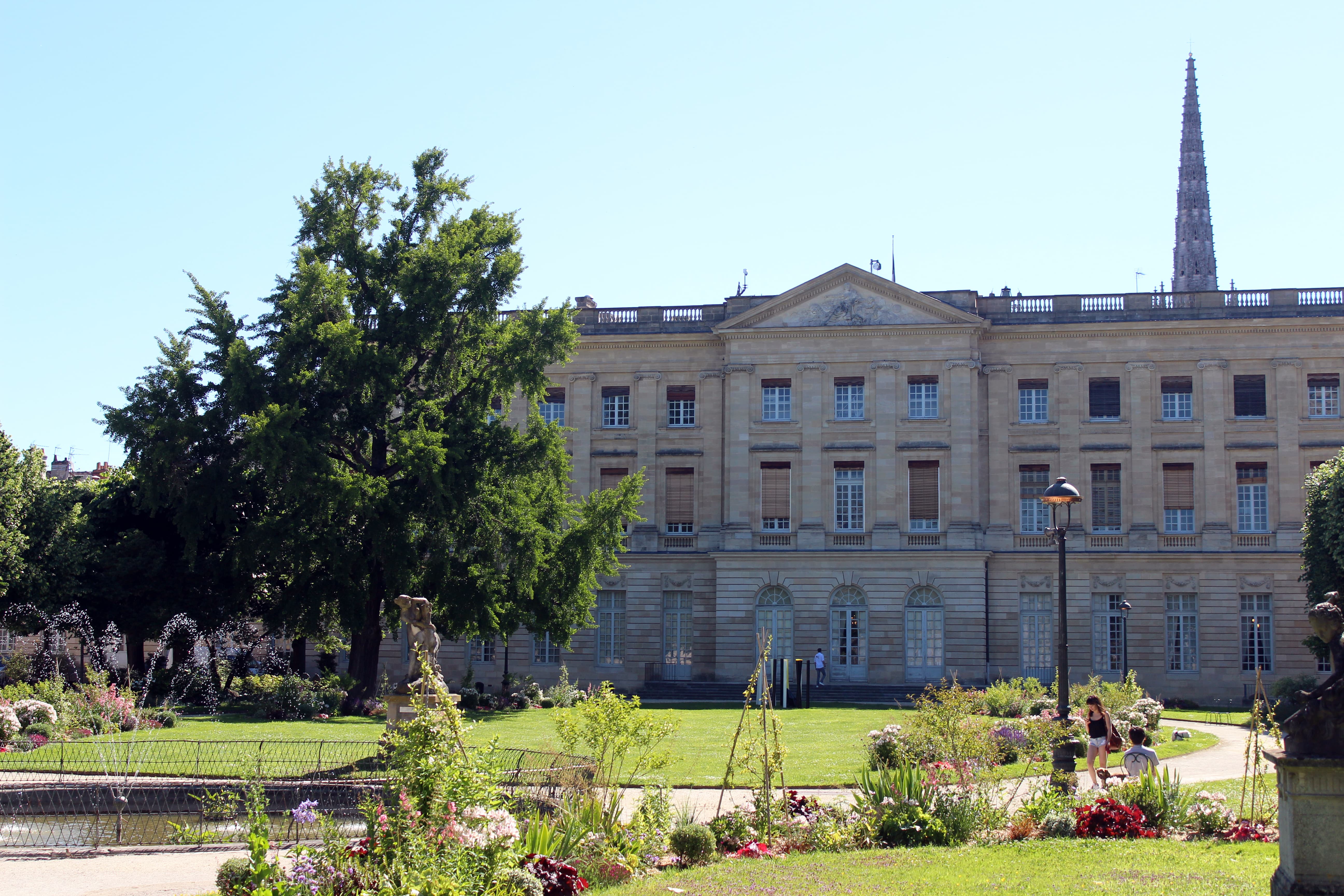 Jardin de la mairie avec la façade arrière du Palais Rohan