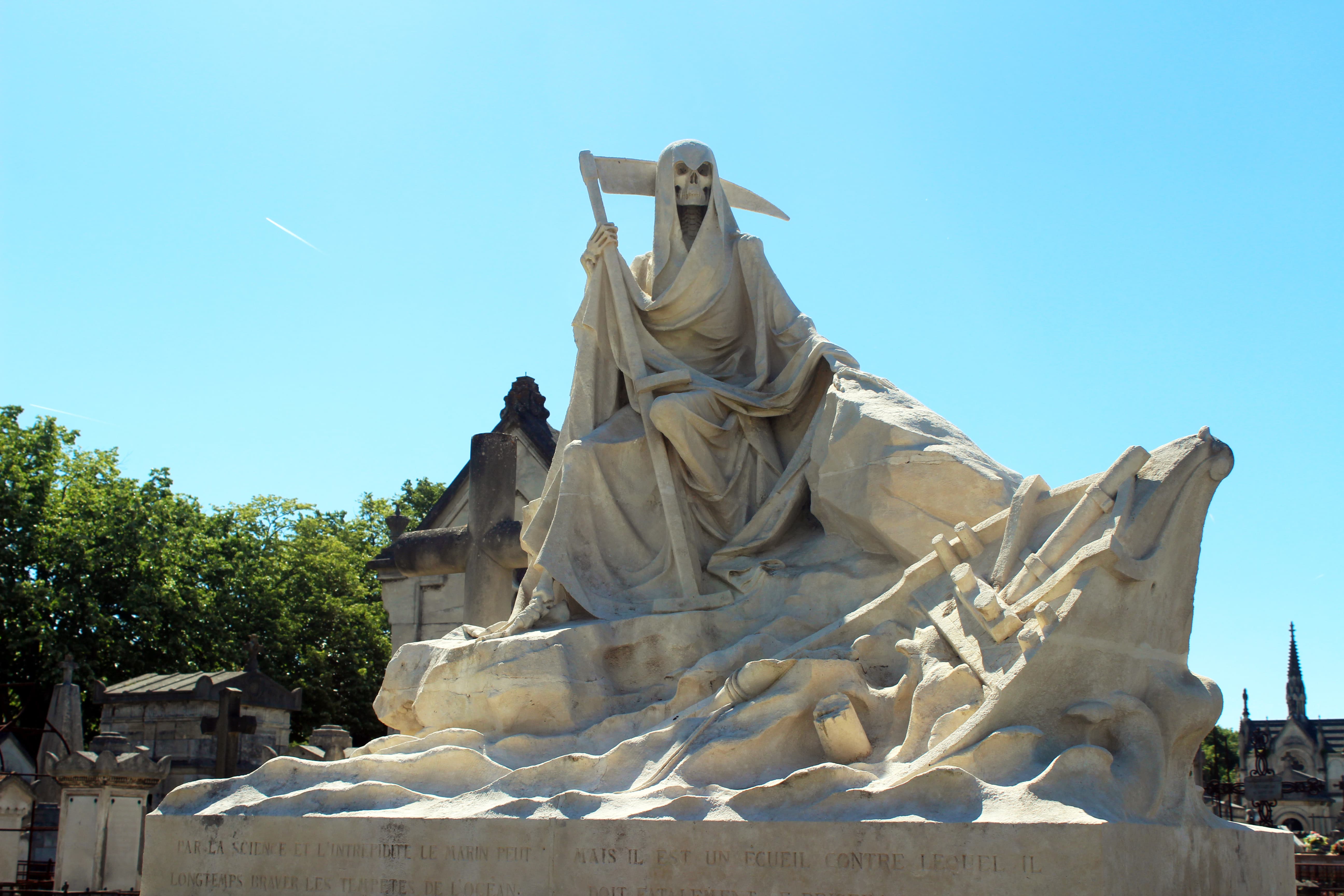 Statue de la faucheuse dans le cimetière de la chartreuse